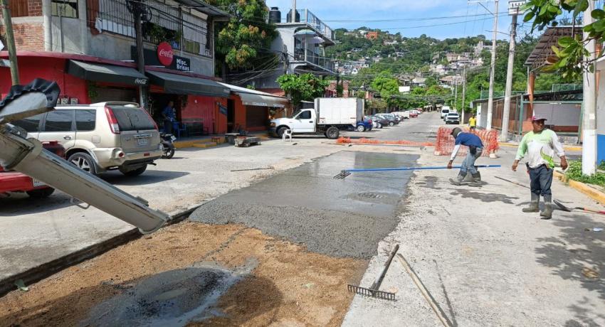Gobierno Municipal de Zihuatanejo realiza de manera permanente labores de bacheo en distintos puntos de la ciudad