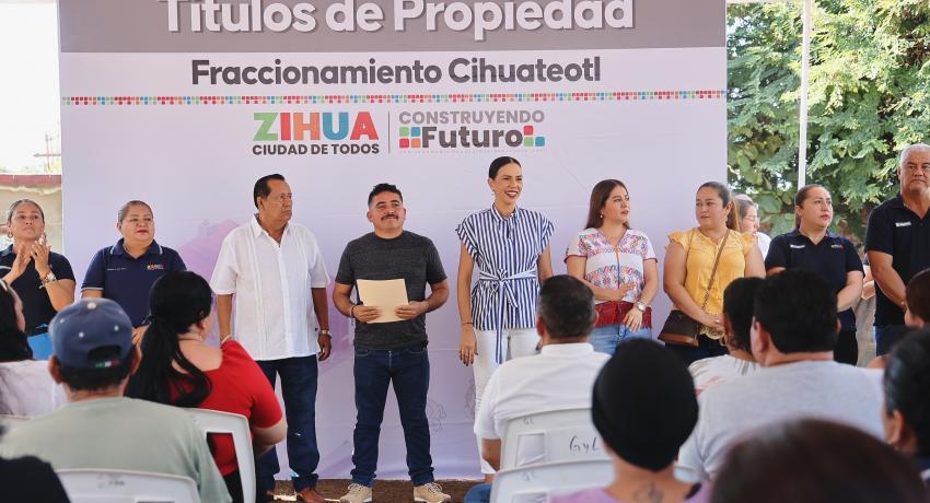 Presidenta Lizette Tapia entrega títulos de propiedad a familias de Cihuateotl en San José Ixtapa