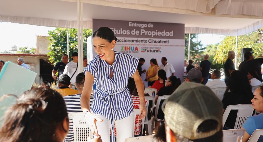 Presidenta Lizette Tapia entrega títulos de propiedad a familias de Cihuateotl en San José Ixtapa