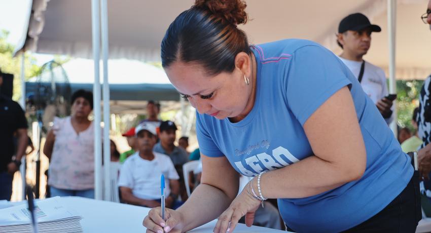Presidenta Lizette Tapia entrega títulos de propiedad a familias de Cihuateotl en San José Ixtapa