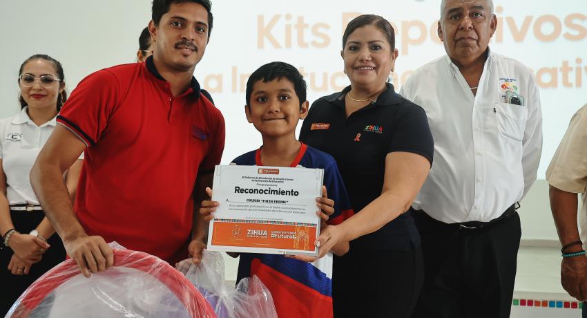 Entrega la presidenta Lizette Tapia Castro material deportivo para escuelas del municipio.