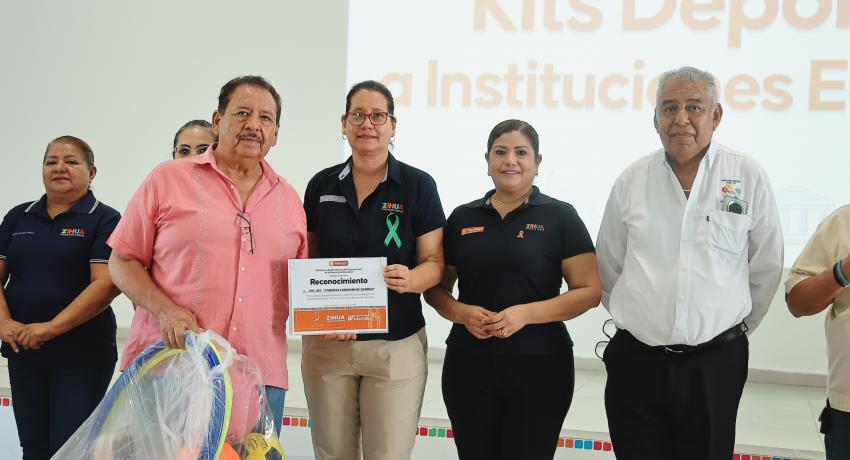 Entrega la presidenta Lizette Tapia Castro material deportivo para escuelas del municipio.