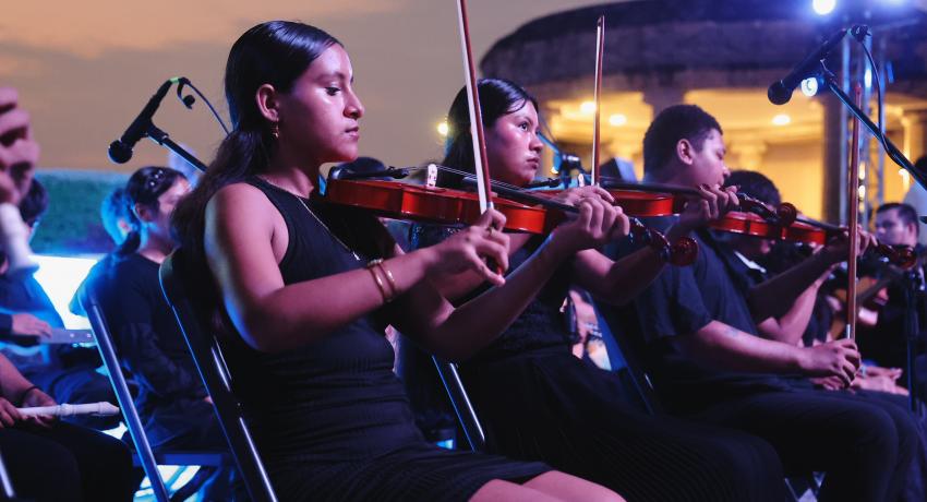 Zihuatanejo impulsa la conservación y el avistamiento responsable de las ballenas con el evento Al Son del Mar en el Partenón.
