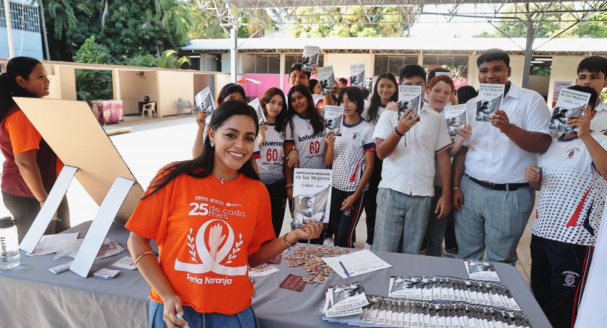 La caravana naranja llegó a la Escuela Secundaria Eva Sámano de López Mateos,