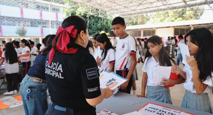 La caravana naranja llegó a la Escuela Secundaria Eva Sámano de López Mateos,