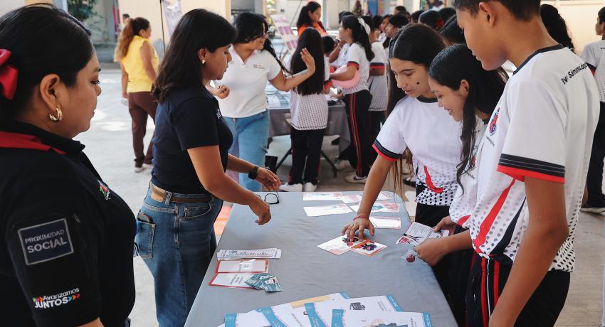 La caravana naranja llegó a la Escuela Secundaria Eva Sámano de López Mateos,