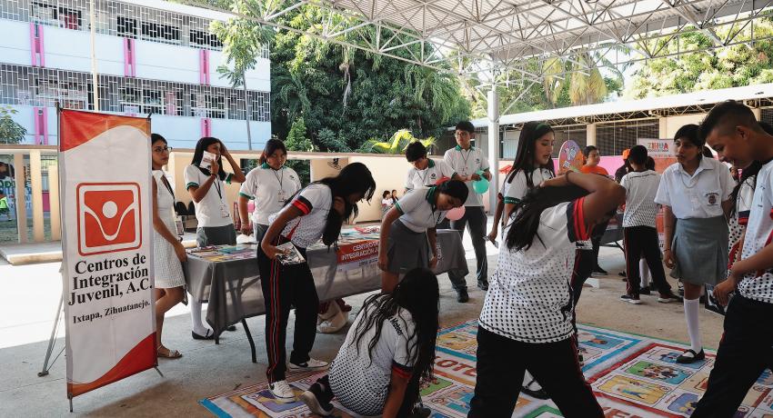 La caravana naranja llegó a la Escuela Secundaria Eva Sámano de López Mateos,