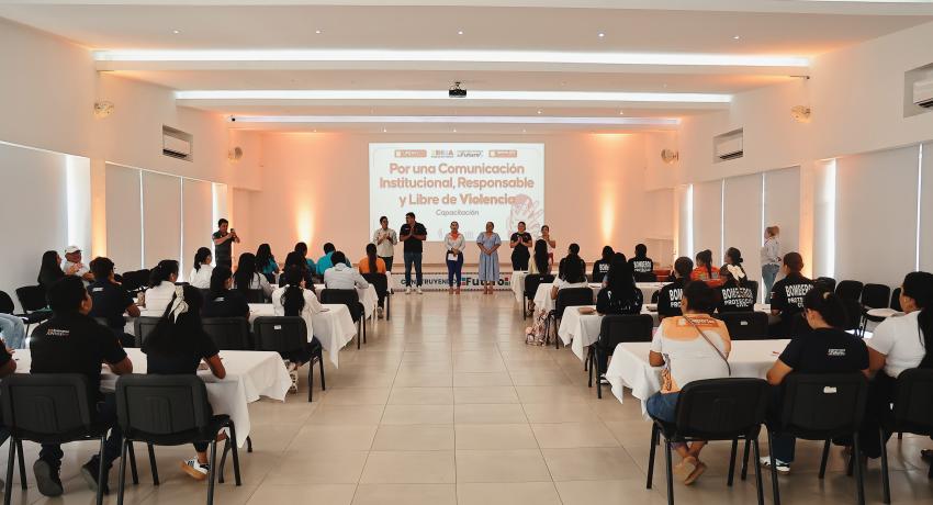 Gobierno de Lizette Tapia Castro capacita a servidores públicos en comunicación libre de violencia