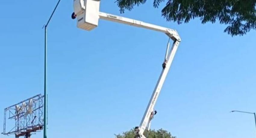 Gobierno de Zihuatanejo mantiene la ciudad con buena iluminación para familias locales y visitantes. 