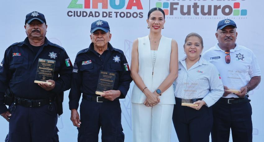 Gobierno de Zihuatanejo rinde honores a la Bandera Nacional.