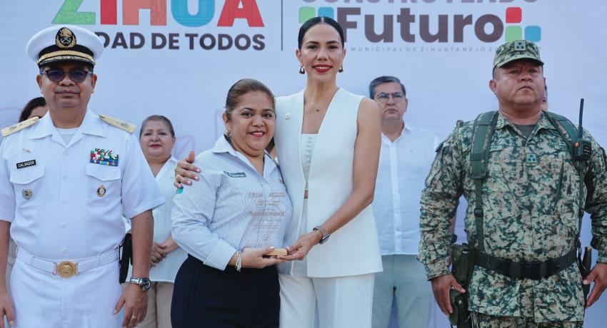 Gobierno de Zihuatanejo rinde honores a la Bandera Nacional.