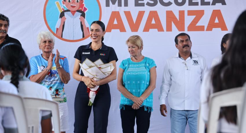 Alcaldesa Lizette Tapia Castro inaugura techado de plaza cívica en escuela telesecundaria de La Salitrera