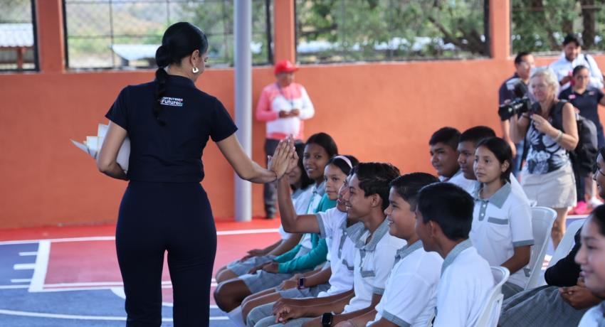 Alcaldesa Lizette Tapia Castro inaugura techado de plaza cívica en escuela telesecundaria de La Salitrera