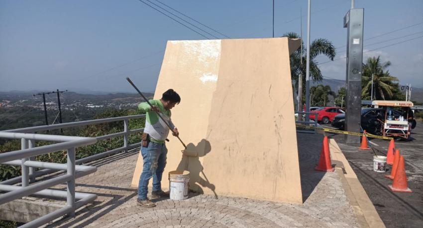 Gobierno Municipal de Zihuatanejo realiza labores de mantenimiento en zonas turísticas
