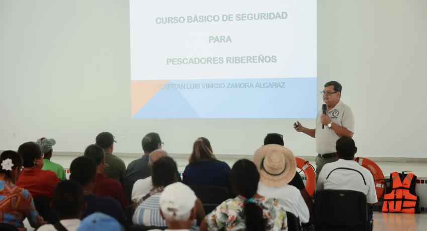 Gobierno de Lizette Tapia Castro apoya a pescadores ribereños para la obtención de su Libreta de Mar