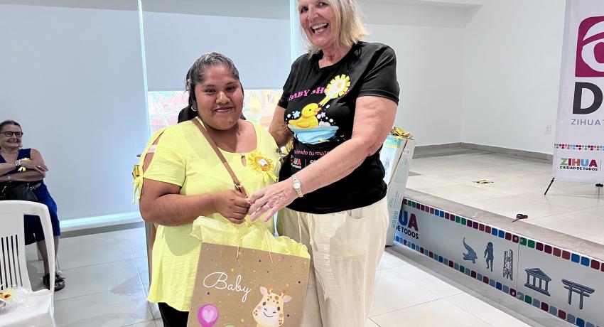 Baby shower masivo para mujeres locales próximas a tener a sus bebés.