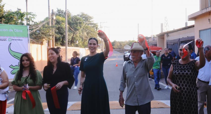 Lomas de Ixtapa recibe su calle principal pavimentada.