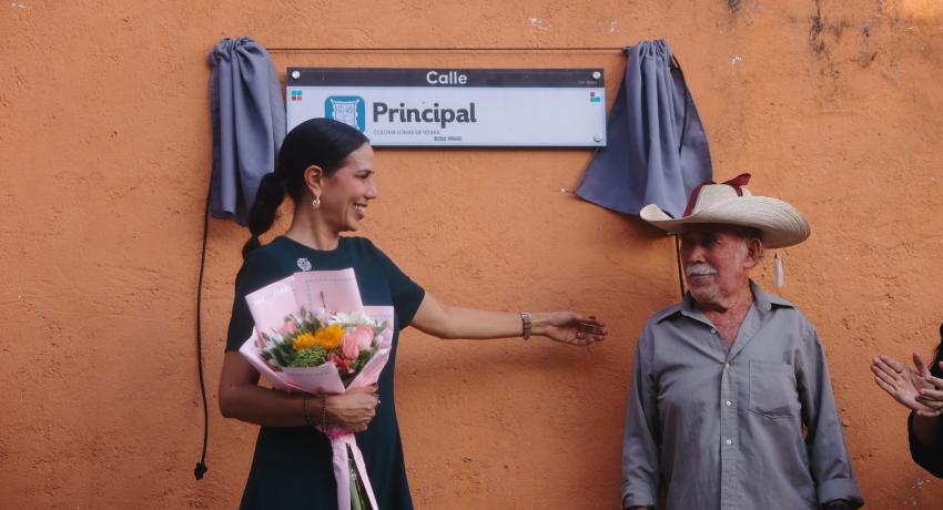Lomas de Ixtapa recibe su calle principal pavimentada.