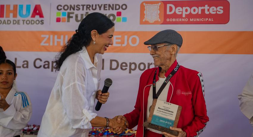 Presidenta Liz Tapia entrega reconocimiento a profesor Justo Rodríguez