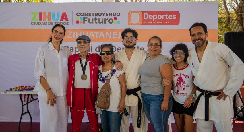 Presidenta Liz Tapia entrega reconocimiento a profesor Justo Rodríguez