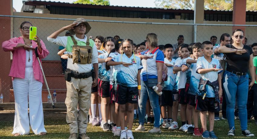 Gobierno de Zihuatanejo difunde cultura de la legalidad y proximidad social entre alumnos de primaria a través de Un día con el policía 