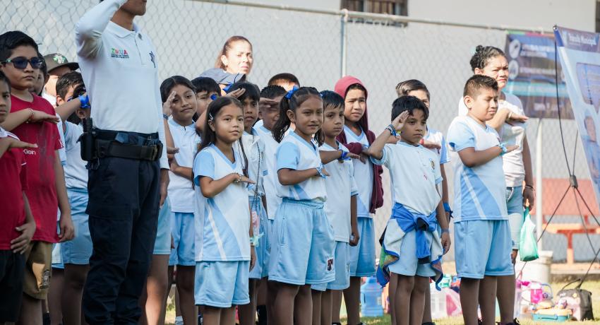 Gobierno de Zihuatanejo difunde cultura de la legalidad y proximidad social entre alumnos de primaria a través de Un día con el policía 