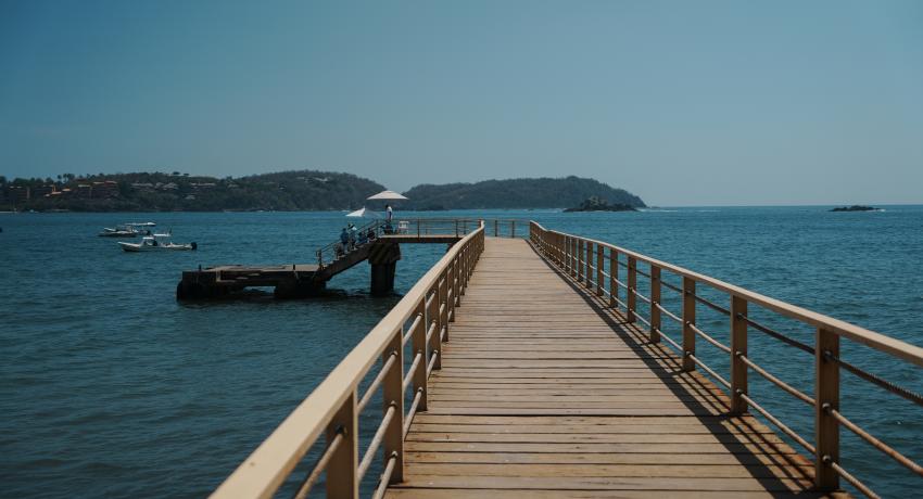 Lizette Tapia Castro atiende la visita del subsecretario de Obras Públicas estatal.