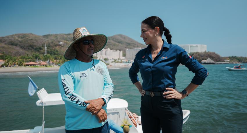 Lizette Tapia Castro atiende la visita del subsecretario de Obras Públicas estatal.