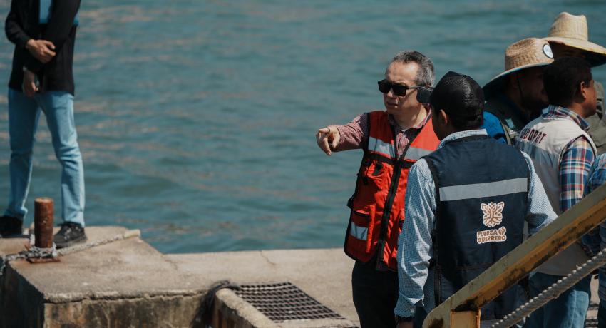 Lizette Tapia Castro atiende la visita del subsecretario de Obras Públicas estatal.