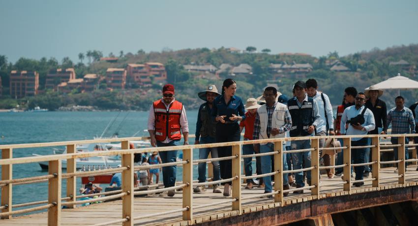 Lizette Tapia Castro atiende la visita del subsecretario de Obras Públicas estatal.