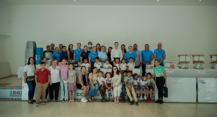 Gobierno de Zihuatanejo continúa con la entrega de material y equipamiento a escuelas del municipio