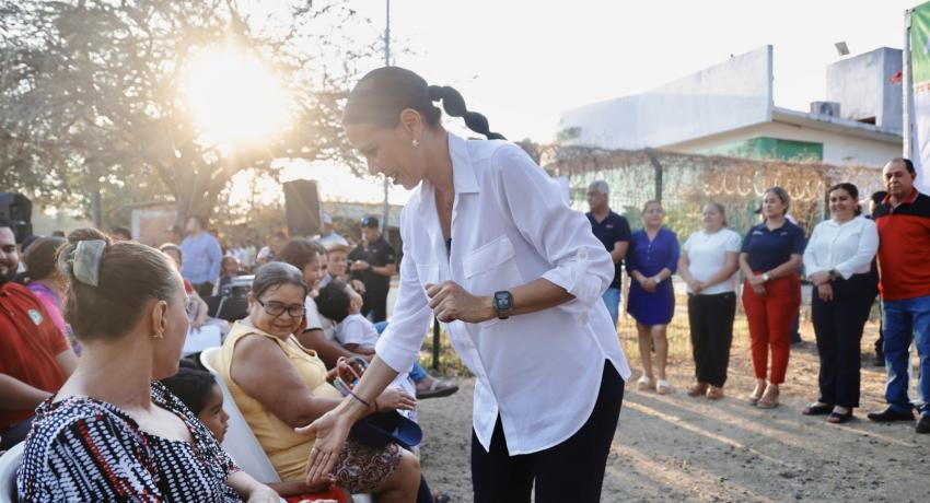 Crece la comunidad de Pantla con nueva calle pavimentada.