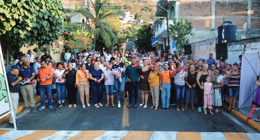 Colonia Los Amuzgos de fiesta con nueva calle.