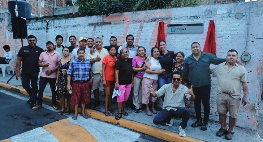 Colonia Los Amuzgos de fiesta con nueva calle.