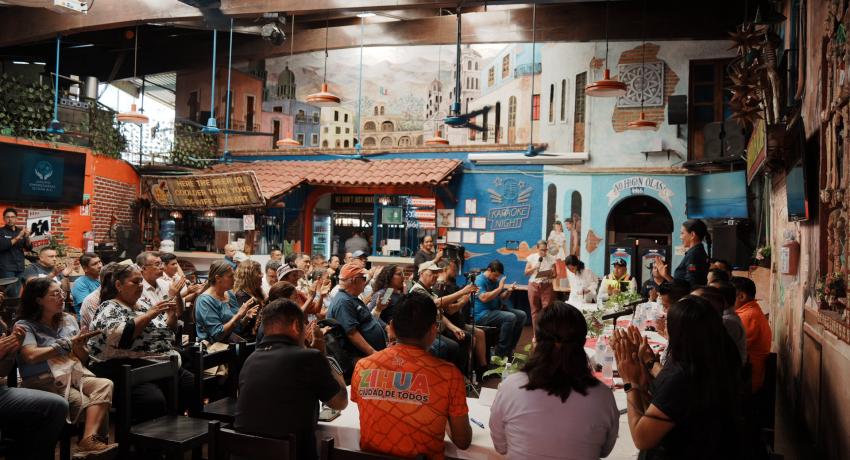 Atiende Lizette Tapia Castro al Grupo Empresarial Ixtapa A.C.