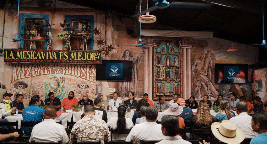 Atiende Lizette Tapia Castro al Grupo Empresarial Ixtapa A.C.