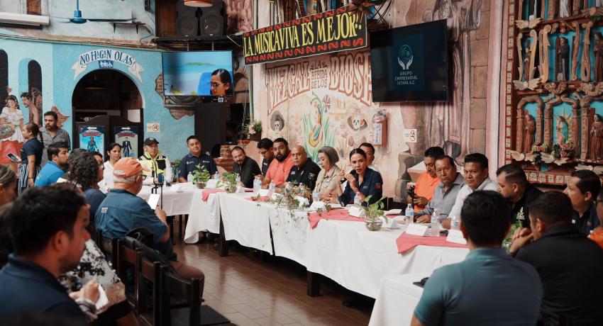 Atiende Lizette Tapia Castro al Grupo Empresarial Ixtapa A.C.