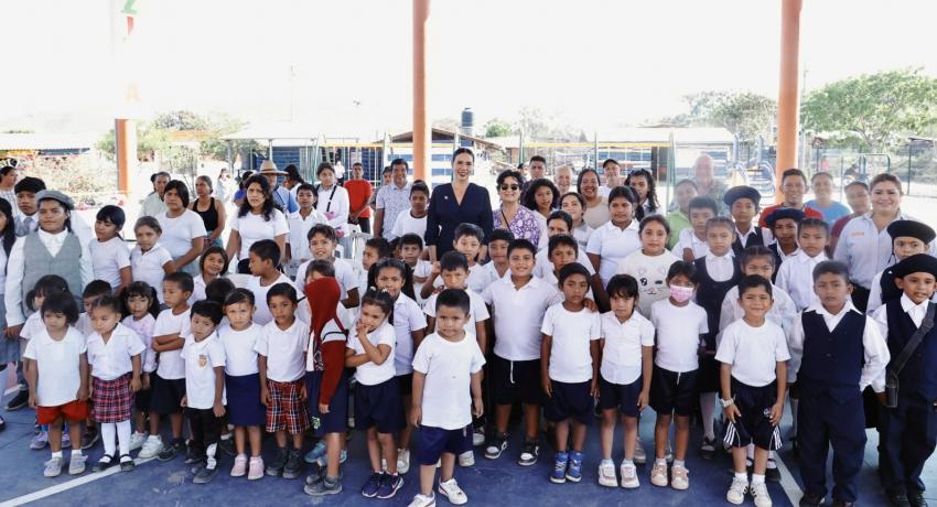 Presidenta Lizette Tapia Castro regresa a la escuela Nueva Manitoba y lleva apoyos para más de 130 alumnos.