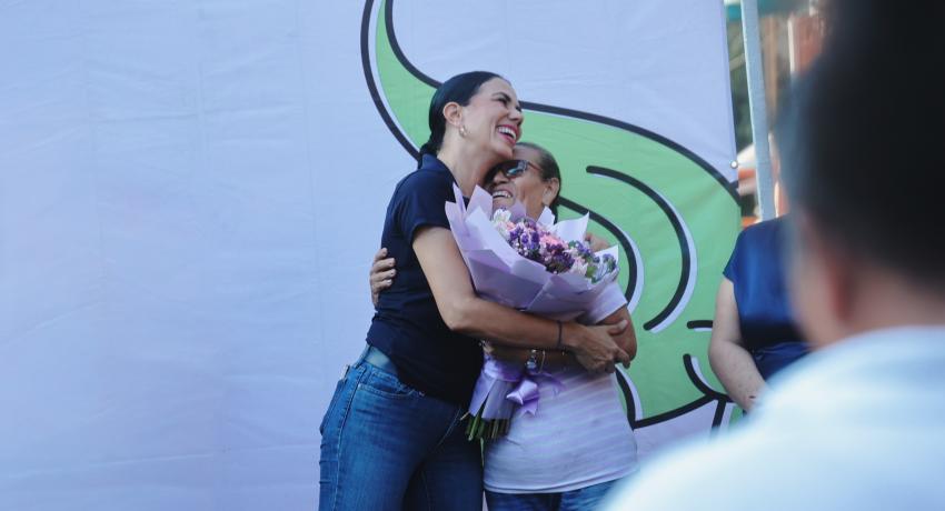 Colonia Los Amuzgos de fiesta con nueva calle.