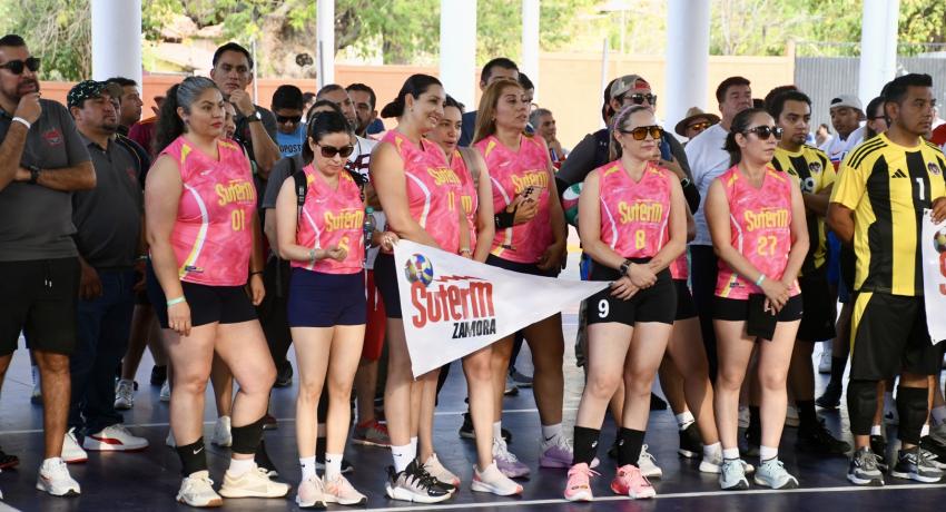 La presidenta municipal Liz Tapia Castro inauguró el 6º torneo deportivo del SUTERM.
