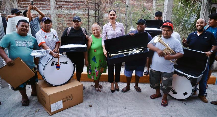 Lizette Tapia Castro inaugura calle en la colonia Primer Paso Cardenista.