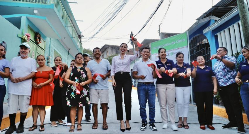 Lizette Tapia Castro inaugura calle en la colonia Primer Paso Cardenista.