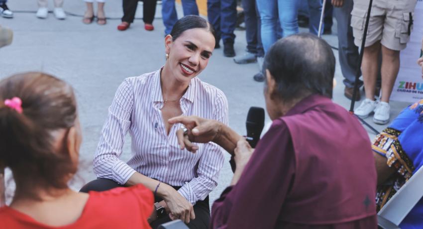 Lizette Tapia Castro inaugura calle en la colonia Primer Paso Cardenista.
