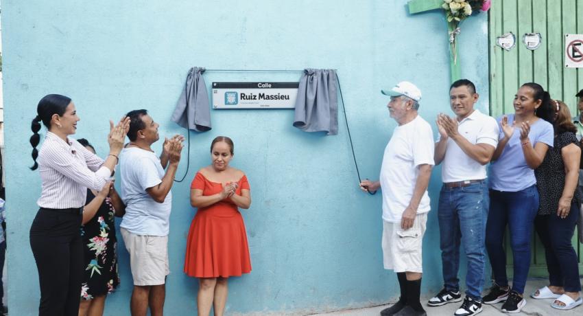 Lizette Tapia Castro inaugura calle en la colonia Primer Paso Cardenista.