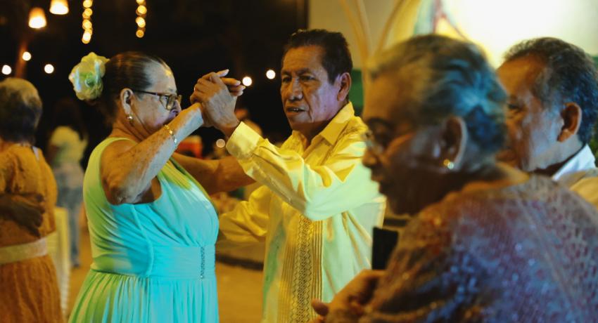 Aumenta el gusto por el baile del danzón en Zihuatanejo. 