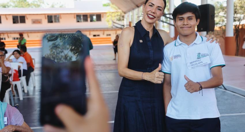 Presidenta Lizette Tapia Castro entrega aparatos auditivos gratuitos a 100 habitantes de Zihuatanejo.