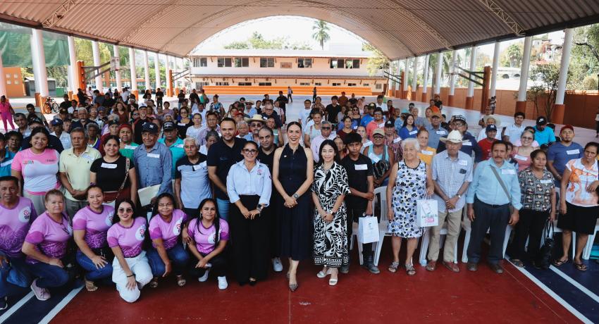 Presidenta Lizette Tapia Castro entrega aparatos auditivos gratuitos a 100 habitantes de Zihuatanejo.