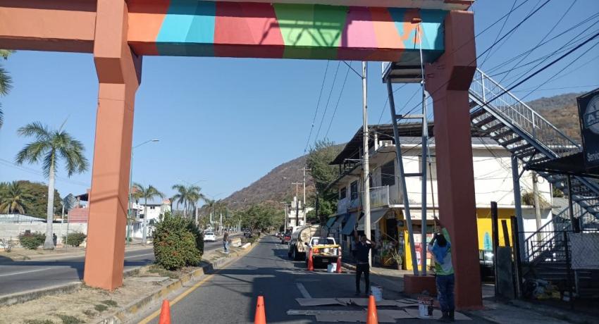 Gobierno Municipal de Zihuatanejo realiza la mejora de imagen en puentes peatonales y áreas verdes que se encuentran en deterioro.