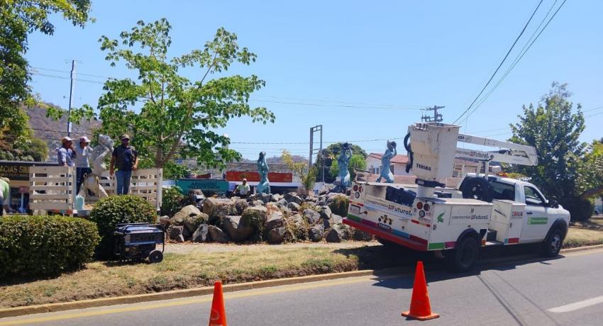 Gobierno Municipal de Zihuatanejo realiza la mejora de imagen en puentes peatonales y áreas verdes que se encuentran en deterioro.