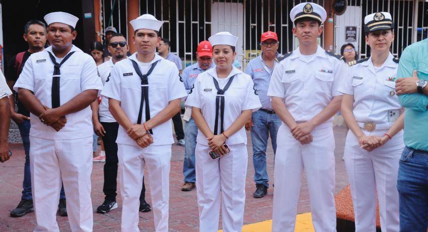 Lizette Tapia Castro arranca la obra de mejoramiento de imagen en el muelle de Zihuatanejo.